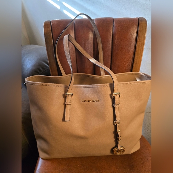 Michael Kors Handbags - Michael Kors Jet Set Travel Large East West tote bag in Saffiano leather